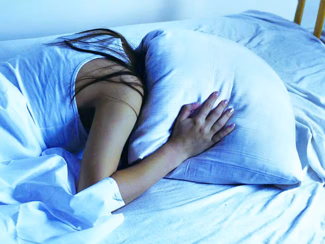  Thiếu ngủ: Nếu bạn đang gặp rắc rối trong đời sống tình dục thì có lẽ nguyên nhân là do bạn ngủ quá ít. Vấn đề này ảnh hưởng đến sức khỏe tình dục rất lớn. Thiếu ngủ làm cơ thể và tinh thần mệt mỏi, từ đó dẫn đến mất ham muốn. Ảnh minh họa