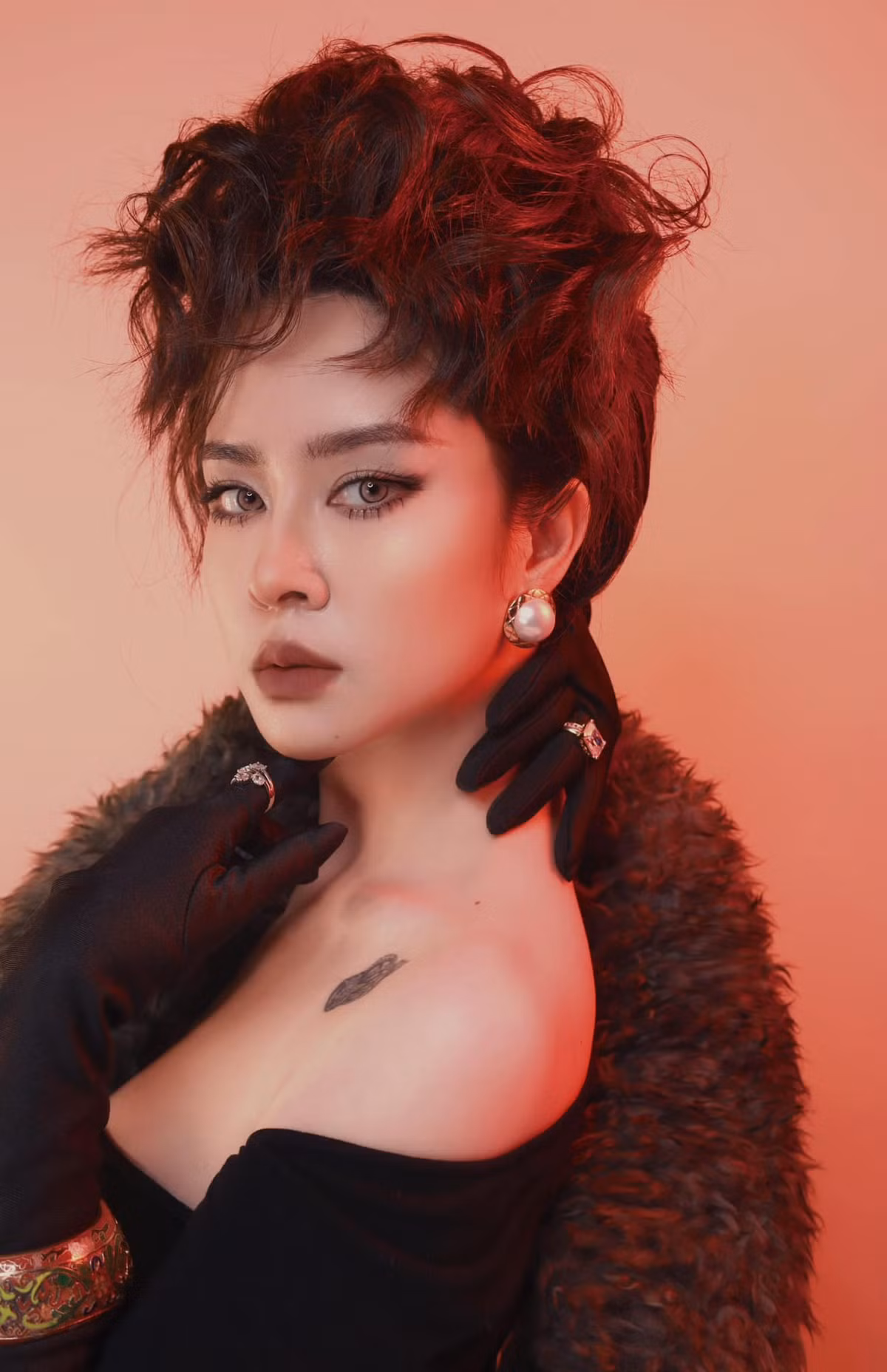 Body gợi cảm của “hoa hậu làng kịch” sở hữu hình xăm khủng - Hình 2 Body goi cam cua “hoa hau lang kich” so huu hinh xam khung-Hinh-2
