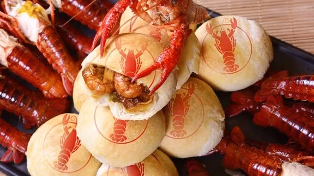 Khác biệt so với bánh Trung thu truyền thống, bánh nhân tôm càng mang đến một trải nghiệm ẩm thực độc đáo. Được chế biến từ những con tôm càng tươi sống, nhân bánh ngọt thịt, kết hợp hài hòa với lớp vỏ bánh mềm mịn. Toàn bộ quá trình sản xuất đều được thực hiện thủ công, bánh giá thành cao hơn so với các loại bánh thông thường. Ảnh: Dân Việt