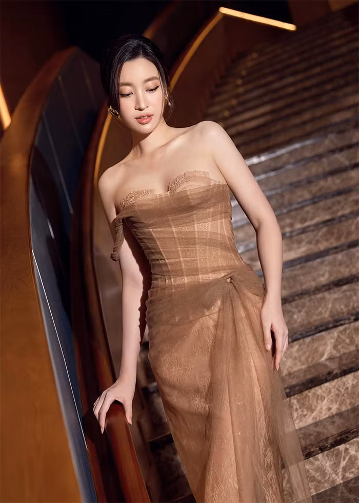 Chiếc váy dạ hội giúp Mỹ Linh khoe được vẻ đẹp cơ thể với số đo ba vòng mơ ước. (Ảnh: FB Đỗ Mỹ Linh)