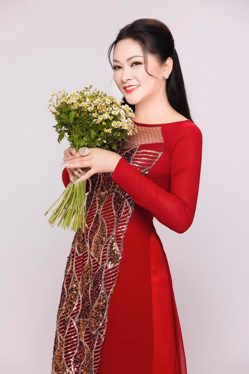 Nữ ca sĩ thường lựa chọn những trang phục nhẹ nhàng, tinh tế, tôn lên vóc dáng và khí chất sang trọng của mình.