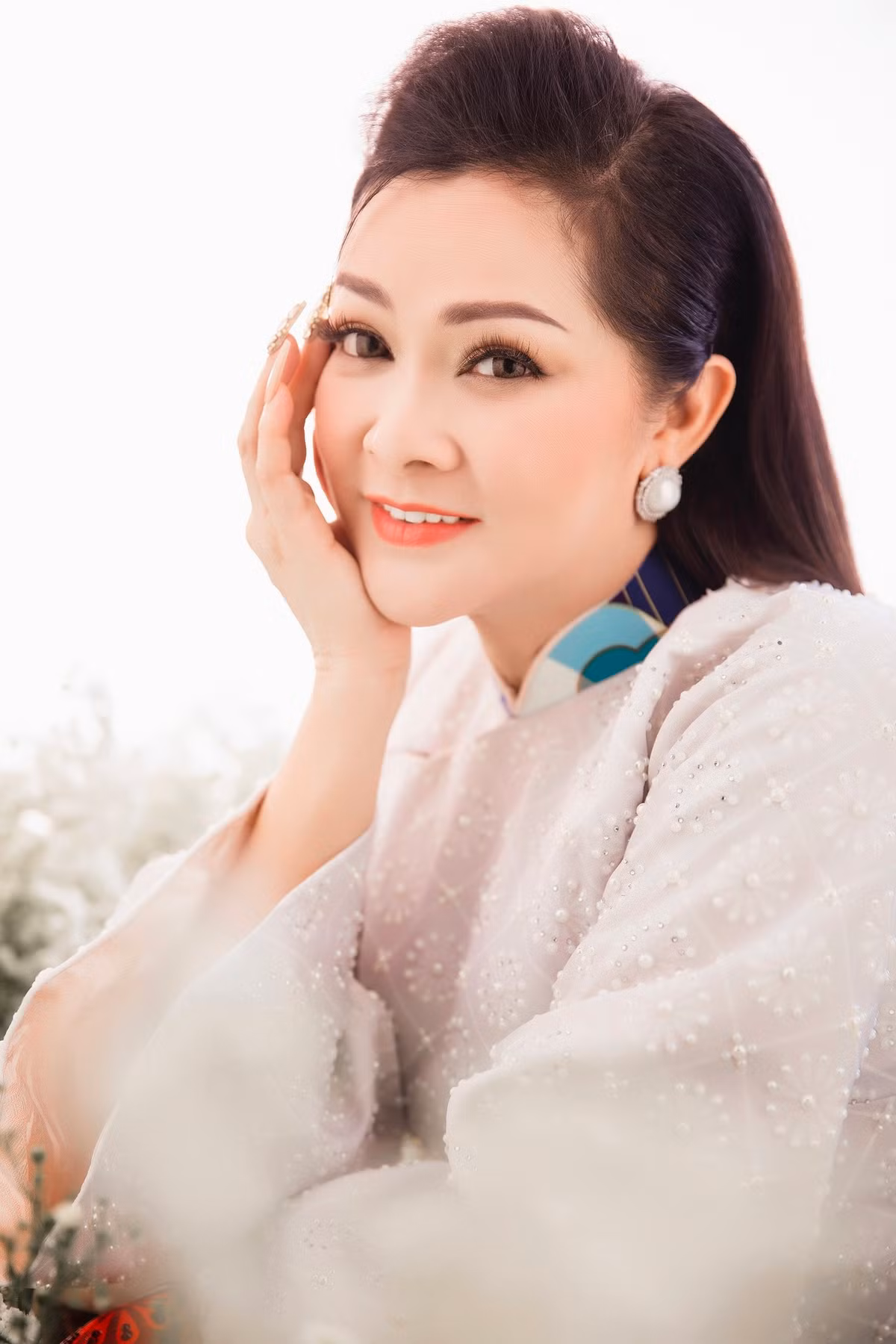 Không chỉ sở hữu giọng hát ngọt ngào, truyền cảm, Như Quỳnh còn thu hút bởi nhan sắc dịu dàng, đằm thắm.