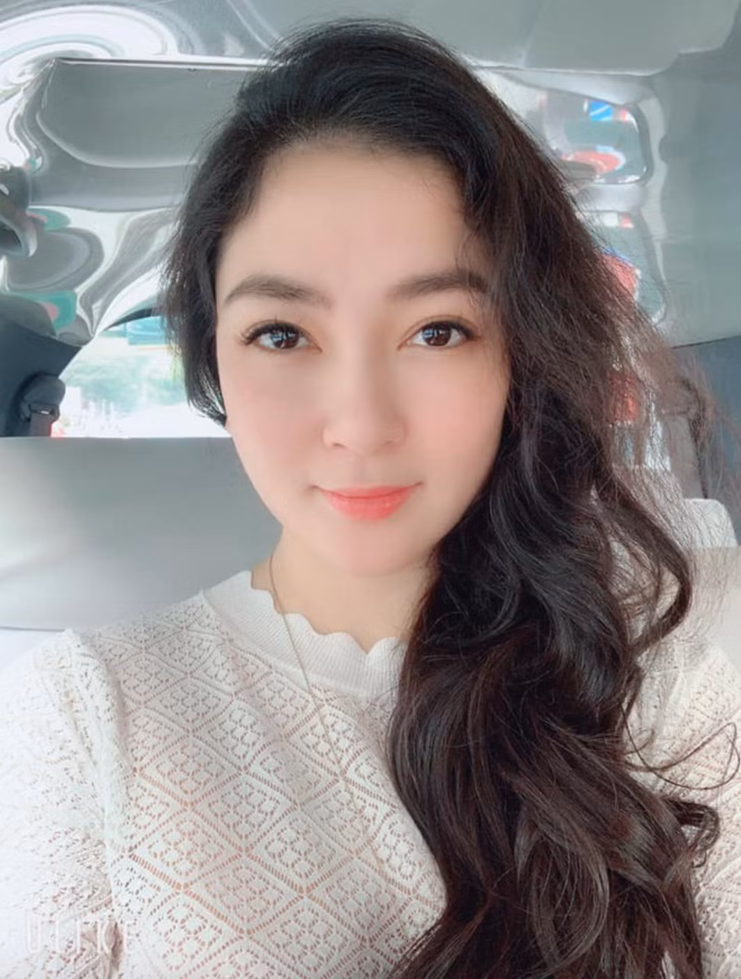 Cô vẫn nhận được nhiều sự quan tâm của công chúng và truyền thông. Mỗi khi xuất hiện, Hoa hậu Việt Nam 2004 đều khiến người hâm mộ ngưỡng mộ bởi vẻ đẹp không tuổi và phong thái tự tin. Ảnh: Báo Phụ nữ Thủ đô