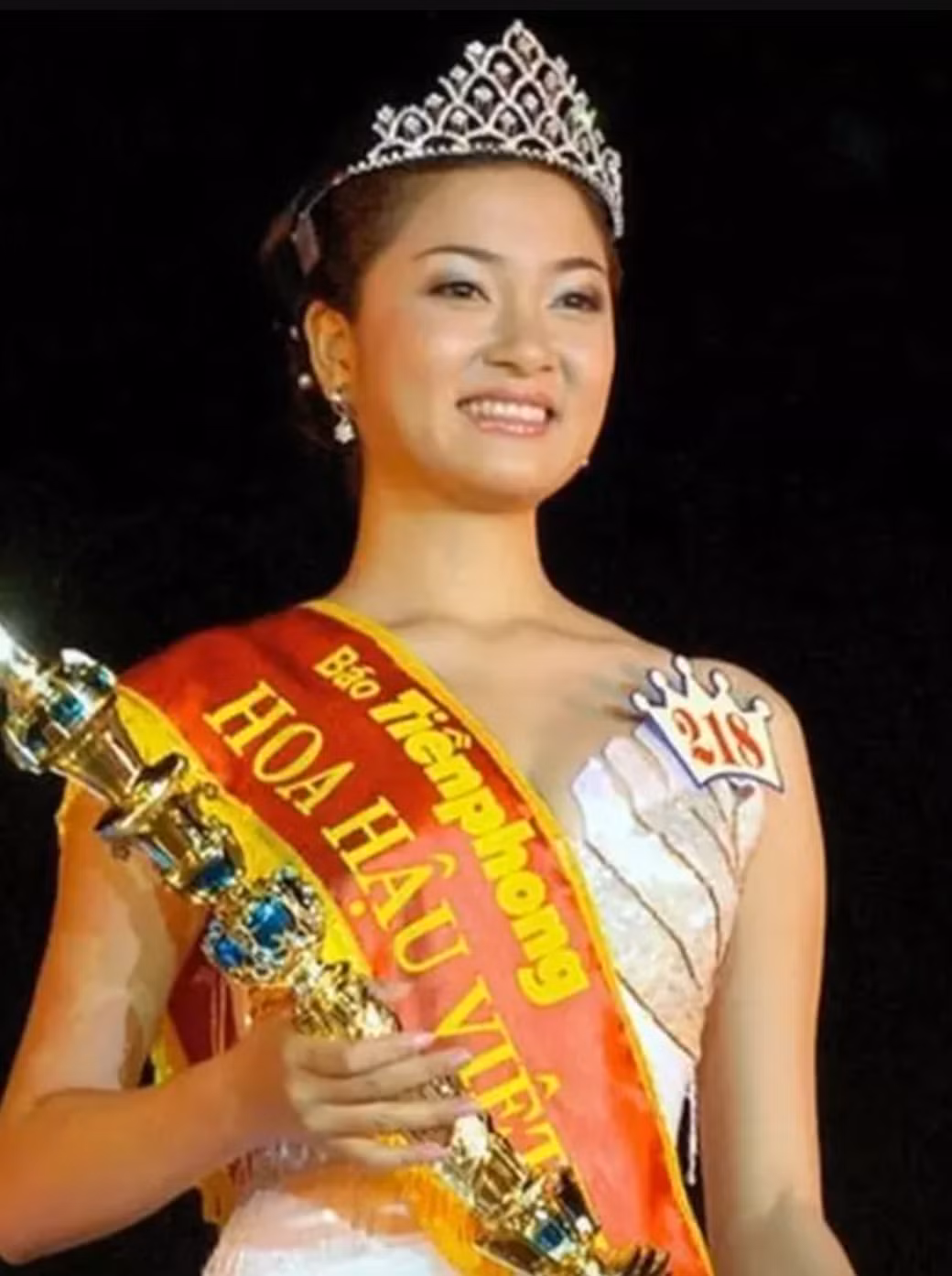 Nguyễn Thị Huyền đăng quang Hoa hậu Việt Nam vào năm 2004. Cô năm đó mới 19 tuổi, đang là sinh viên của Học viện Báo chí và Tuyên truyền. Ảnh: Báo Phụ nữ Thủ đô