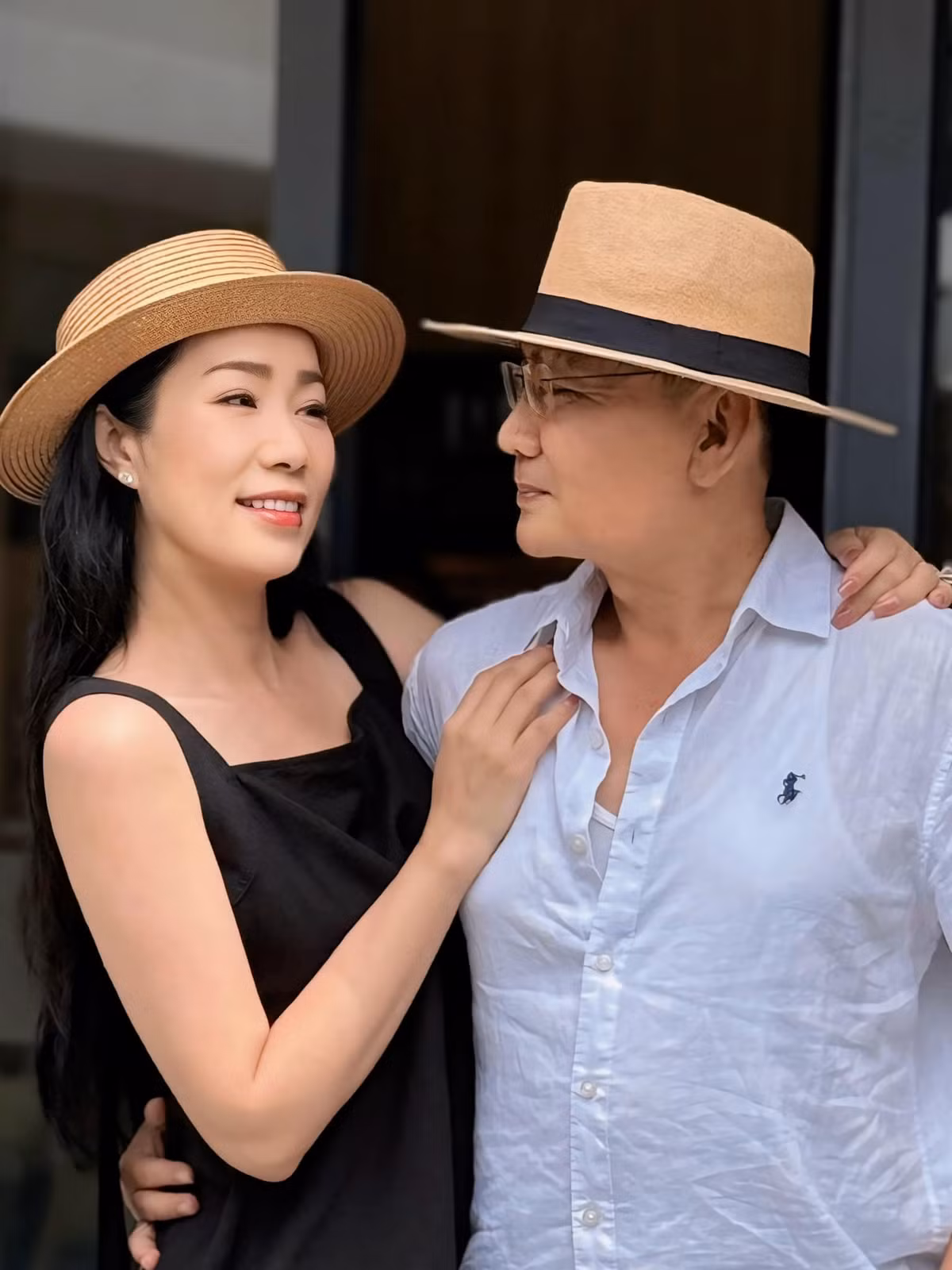 Theo lời của nghệ sĩ Trịnh Kim Chi, ông xã cô là người rất cẩn thận, sâu sắc và được lòng mọi người trong cách đối nhân xử thế. Ảnh: FB Trịnh Kim Chi