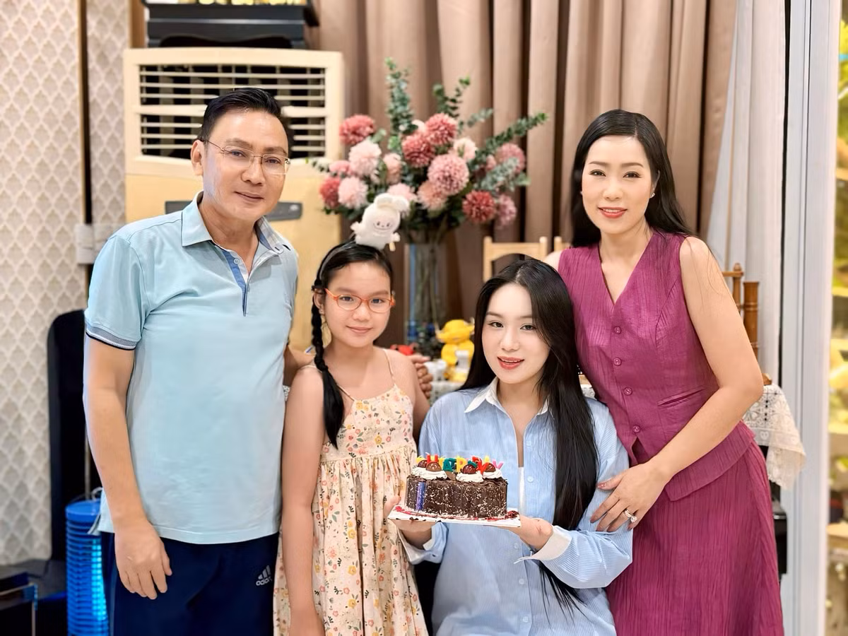 Chồng Trịnh Kim Chi không chỉ là một doanh nhân thành đạt mà còn là một người chồng tâm lý, luôn hỗ trợ vợ trong công việc và cuộc sống. Ảnh: FB Trịnh Kim Chi