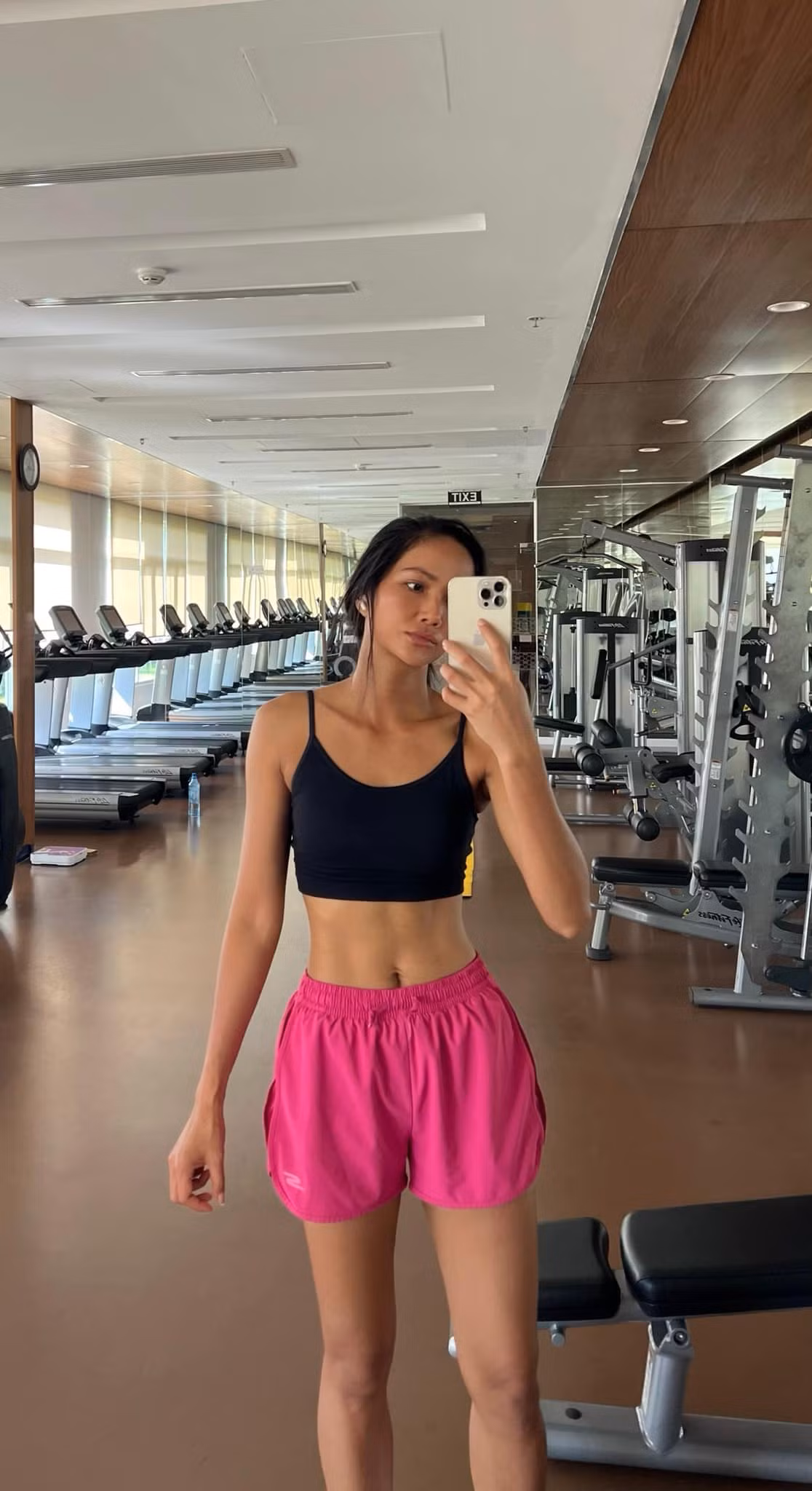 H'Hen Niê tiết lộ dậy từ 5h sáng, chạy 10km mỗi ngày và ăn theo chế độ để giữ dáng. Ảnh: FB H'Hen Niê