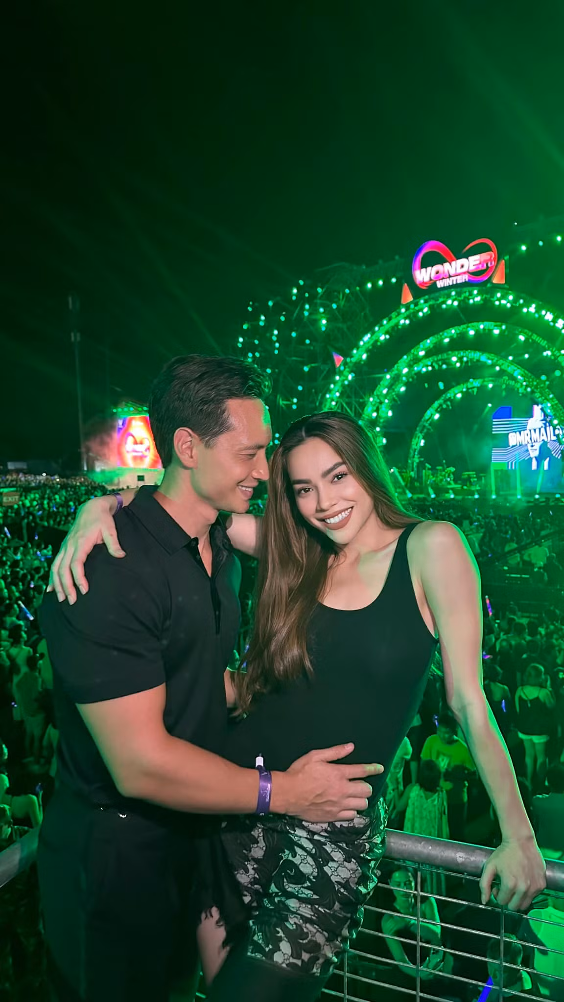 Trong một lần chia sẻ Kim Lý cho biết, Hồ Ngọc Hà nổi tiếng và bận rộn với công việc nhưng khi về đến nhà, cô trở thành một người vợ, mẹ đúng nghĩa, làm tất cả từ nấu ăn, dọn dẹp, rửa bát và chăm sóc các con. Đổi lại, nữ ca sĩ trân trọng sự chu đáo, lo lắng tận tình của chồng dành cho vợ con.