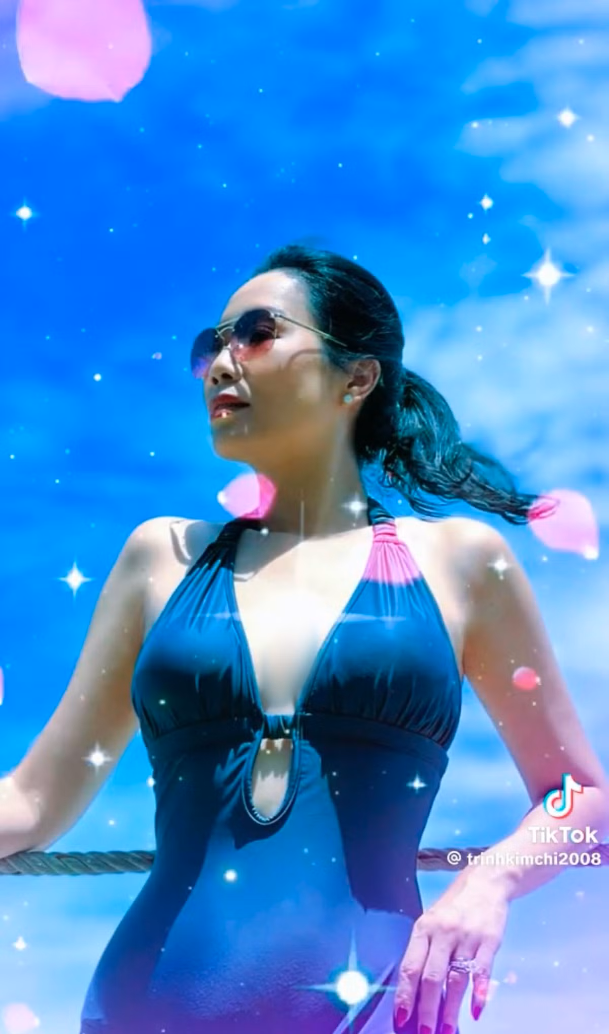 Phần đông người hâm mộ cho rằng nữ diễn viên ngày càng trẻ đẹp và gợi cảm hơn theo thời gian. Ảnh chụp màn hình