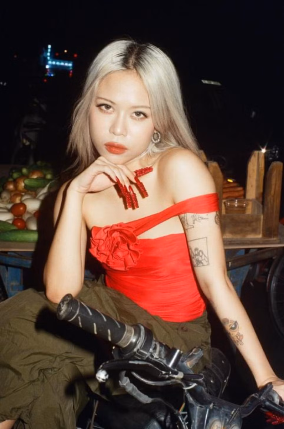 Cô nàng nổi bật nhờ gương mặt tròn đầy, đôi mắt một mí đặc trưng và tươi trẻ căng đầy sức sống.
