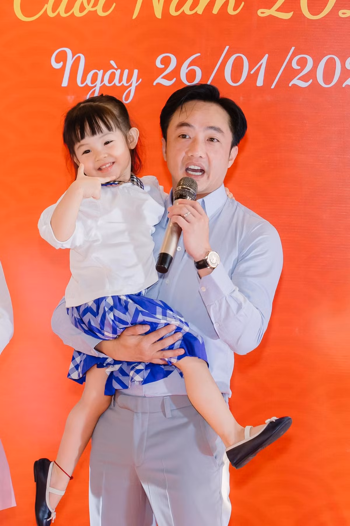 Còn về phía cô chị Suchin được xem là "ngậm thìa vàng" từ khi còn nhỏ, bởi sinh ra trong một gia đình giàu có.