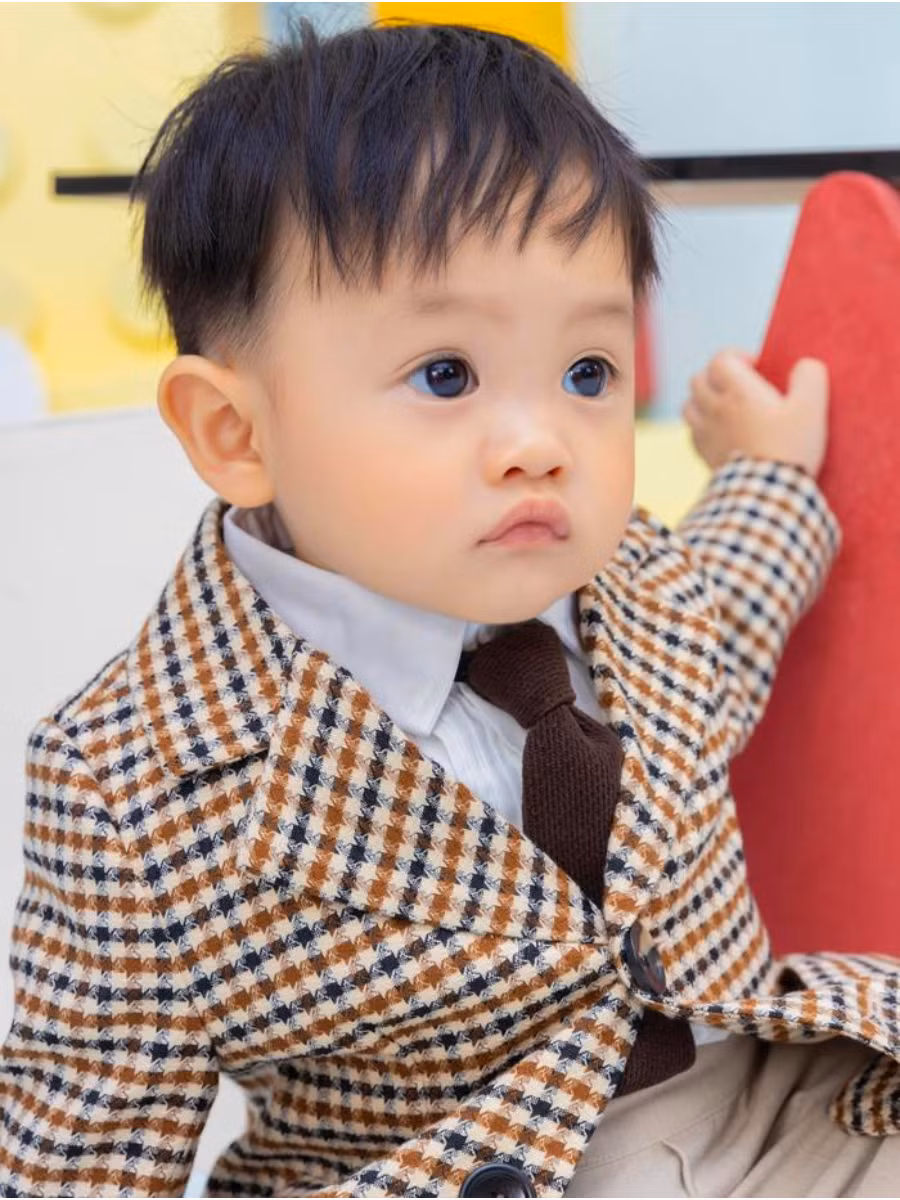 Từ khi mới lọt lòng, Sutin đã có tủ đồ đa dạng không kém chị gái Suchin. Cậu nhóc nhiều lần được mẹ chuẩn bị cho những set đồ phong cách như người lớn.