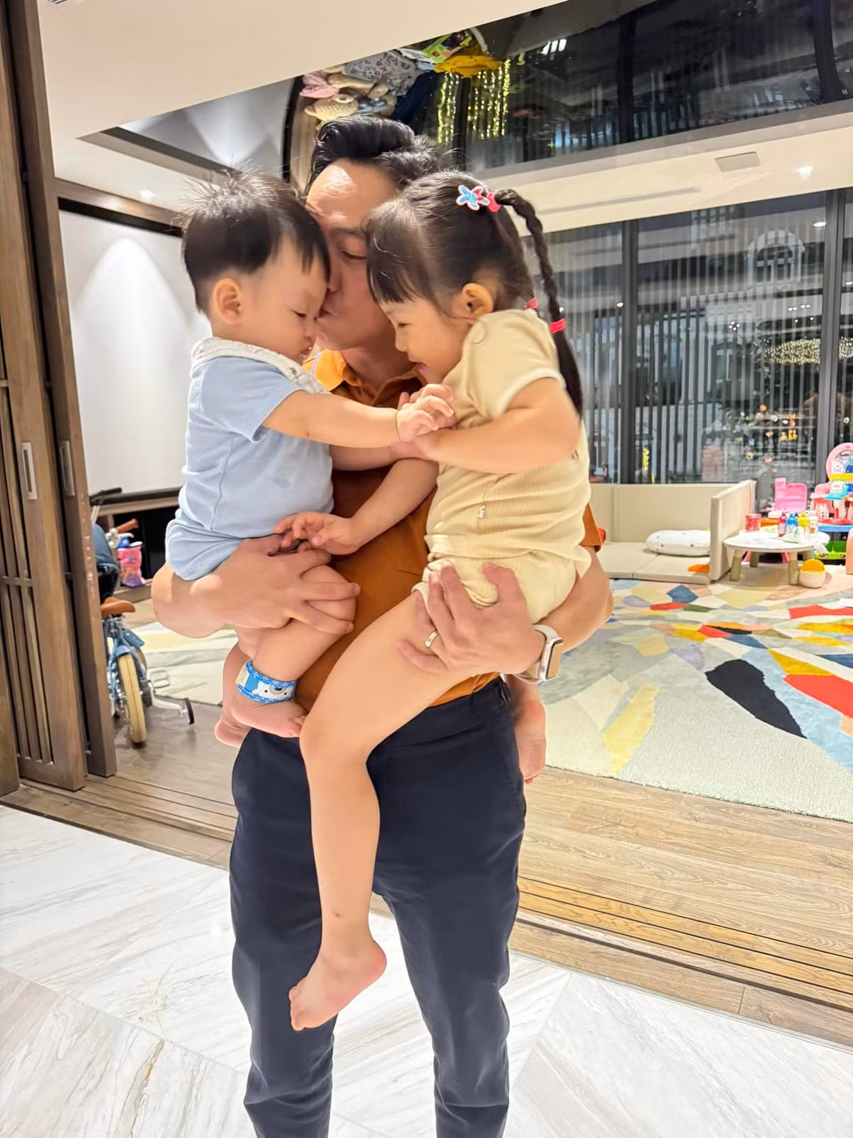 Từ khi mới lọt lòng, 2 con nhà Cường Đô La - Đàm Thu Trang đã "ngậm thìa vàng" khi được bố mẹ tạo dựng một cuộc sống đầy đủ vật chất.