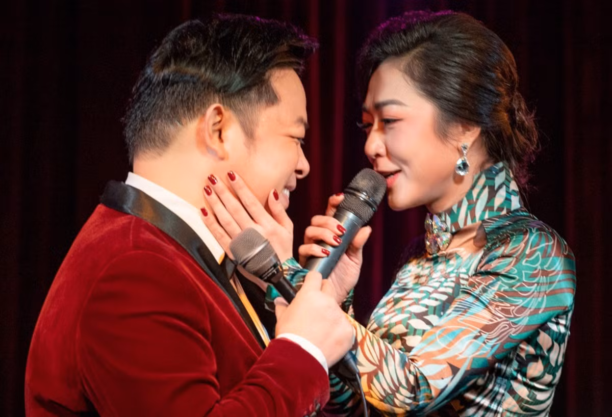 Đặc biệt, nam ca sĩ còn chợt nhớ ra lời hẹn ước của cả hai. Anh chia sẻ: "Em nói với anh khi nào giảm 10 ký mới bắt đầu lễ hỏi, lễ cưới đúng không nhỉ?".