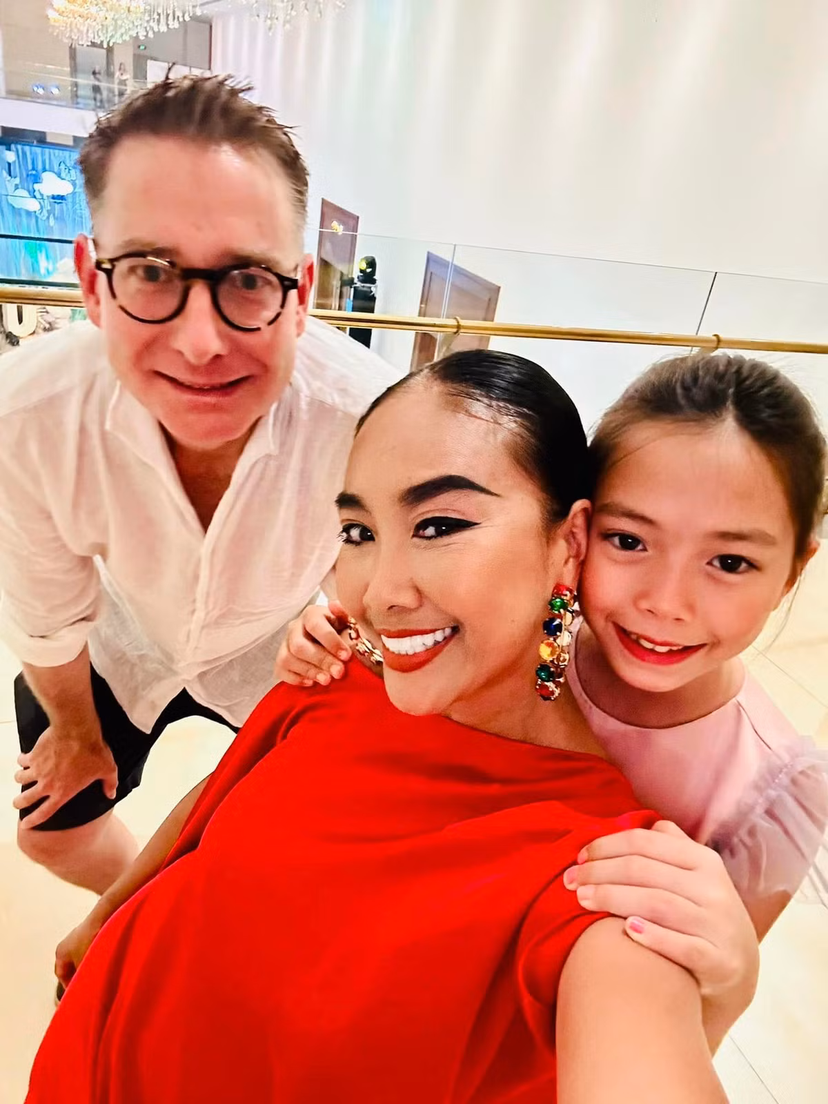Đoan Trang được chồng Tây và con gái đón sau show diễn. Ảnh: FB Doan Trang