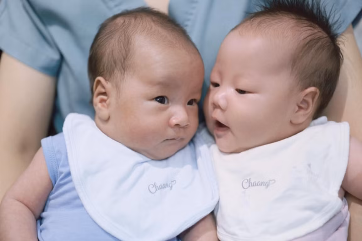 Phương Oanh khoe loạt khoảnh khắc của các con lúc hơn 5 tuần tuổi với biểu cảm sinh động "đốn tim" khán giả.