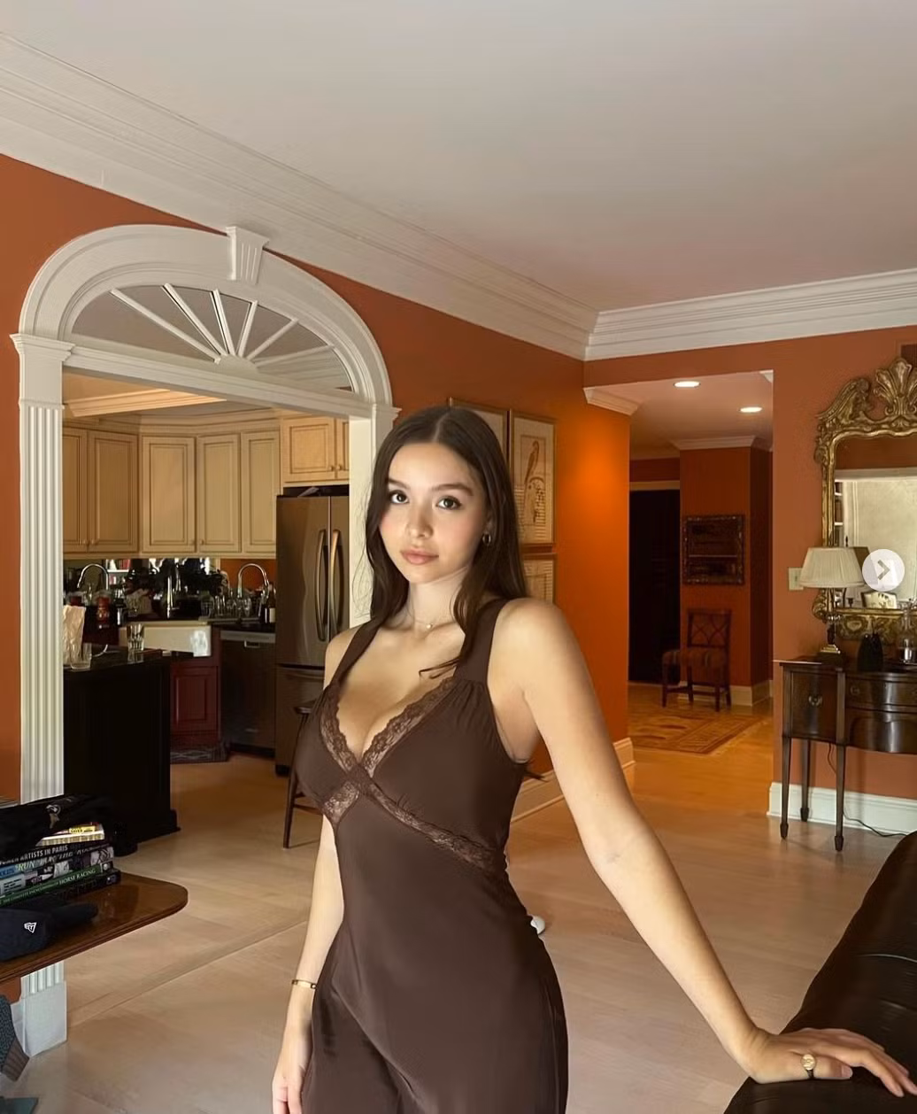 Chân dài xứ cờ hoa tạo dáng phô vòng 1 siêu nóng bỏng. Ảnh: IG sophiemudd