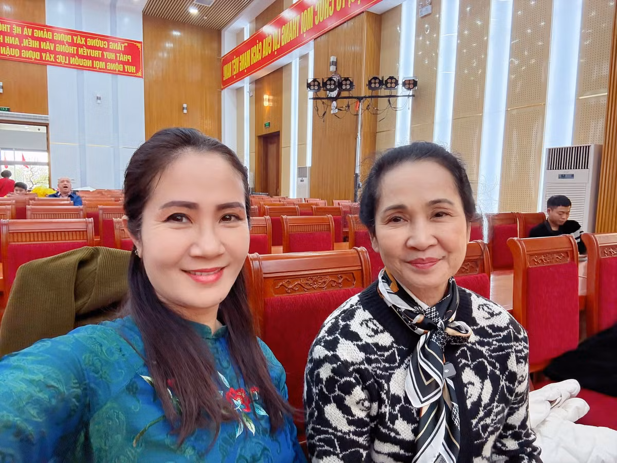 NSƯT Nguyệt Hằng chụp ảnh cùng NSND Lan Hương. Ảnh: FB Nguyệt Hằng Cao