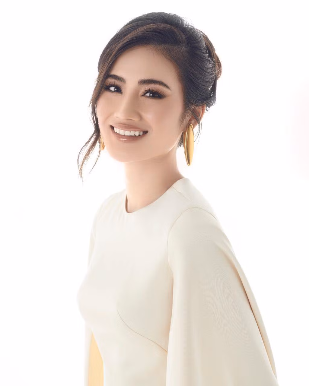 Nhiều người hâm mộ nhận xét rằng Ý Nhi ngày càng xinh đẹp và rạng rỡ hơn so với thời điểm mới đăng quang.
