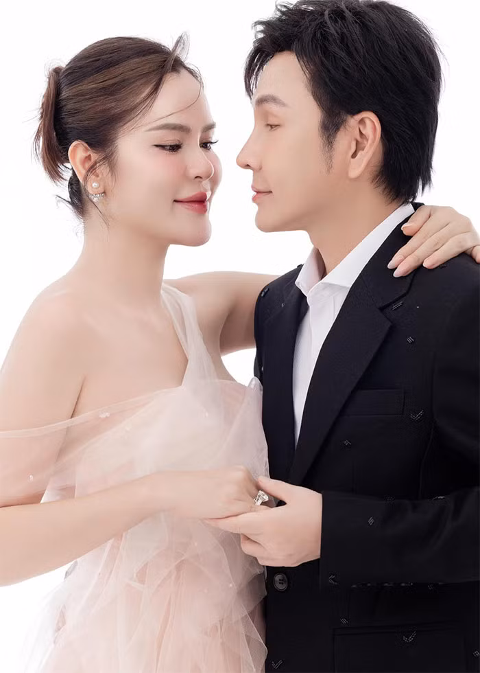 Dần dà Vũ Luân trở thành nghệ sĩ cải lương trẻ nổi tiếng và có thu nhập rất khủng. Năm 2002 anh lập đoàn xã hội hóa Nghệ sĩ Vũ Luân để diễn các vở tuồng cổ. (Ảnh: FB Phương Lê)