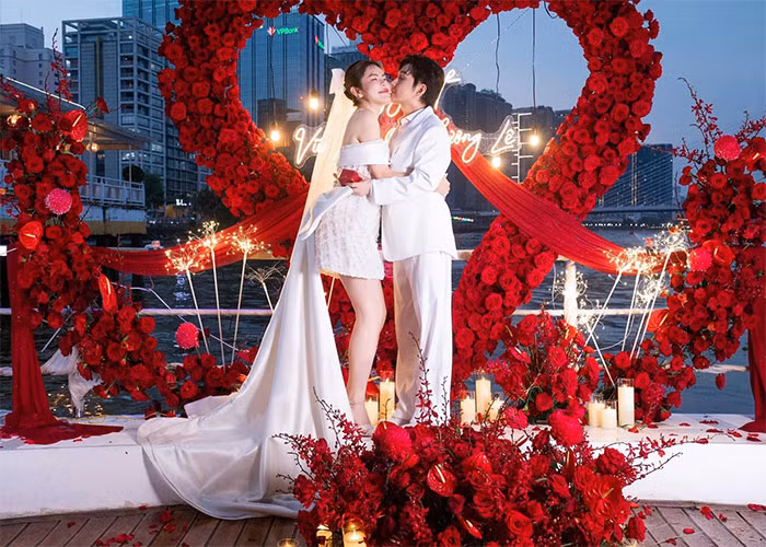 Còn Phương Lê thì viết: "Từ nay hai ta đã trở thành một nửa của nhau. Từng khoảnh khắc từng câu chuyện đều trở nên quý giá và đáng trân trọng. Cảm ơn vì cả hai đã xuất hiện đúng thời điểm". (Ảnh: FB Phương Lê)