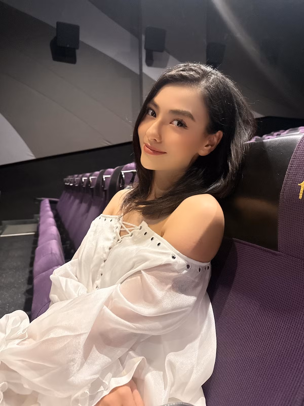 Sau thời gian dài "ở ẩn" vì nhiều sự cố về hình ảnh, làm mẹ đơn thân hay tăng cân,...nhan sắc hiện tại của Trịnh Hồng Quế khiến nhiều người tò mò.