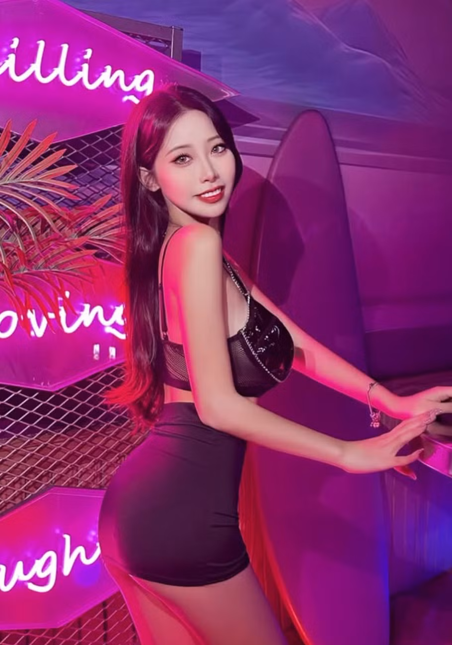 Cô nàng không ngại hở bạo vì công việc. Ảnh: IGNV