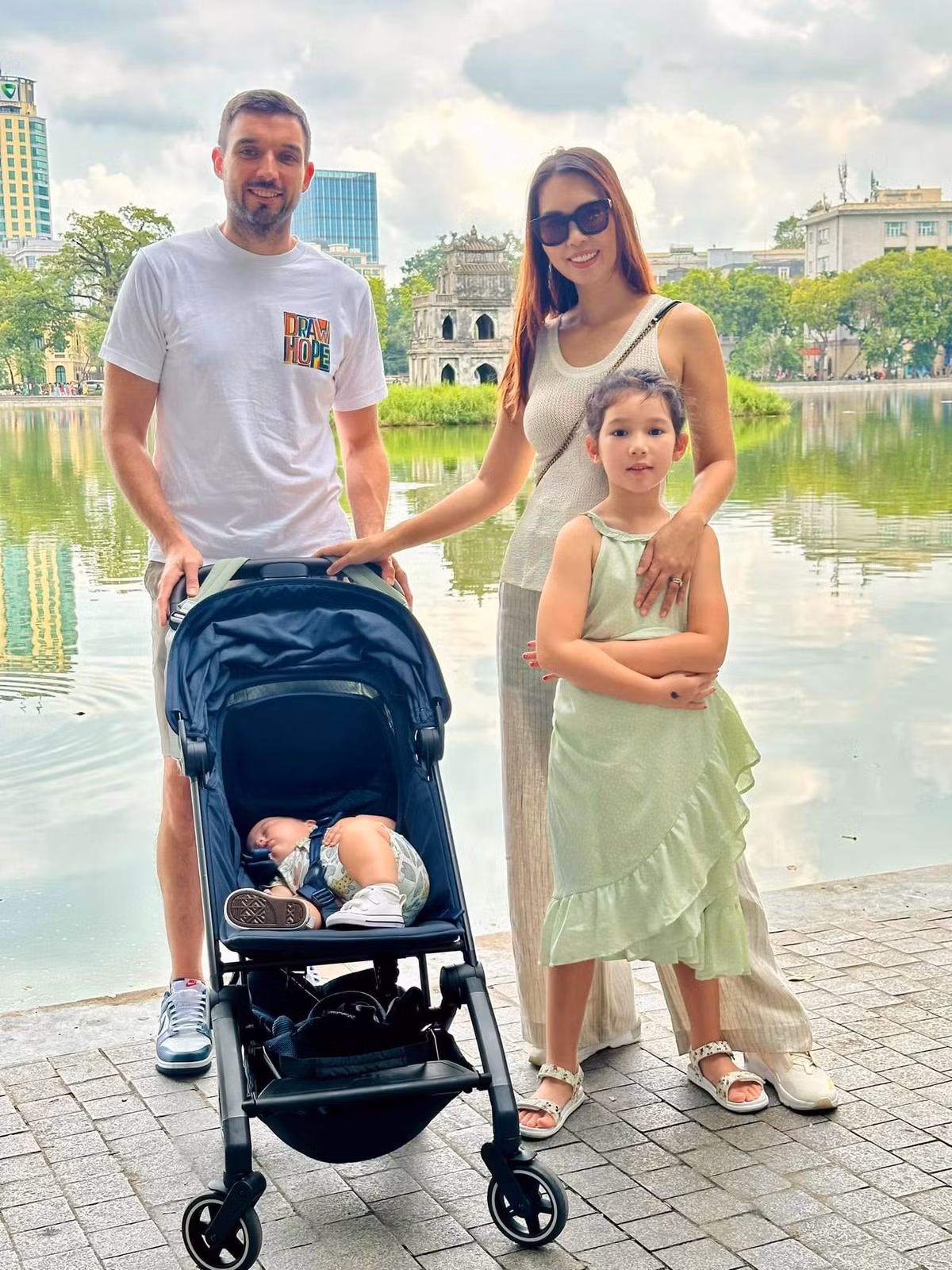  Hà Anh và ông xã ngoại quốc Olly Dowden quen biết rồi yêu nhau từ năm 2014. Sau một năm phát triển tình cảm, Olly cầu hôn người đẹp Việt, cặp đôi tổ chức lễ cưới vào năm 2016. Ảnh: FB Ha Anh Vu