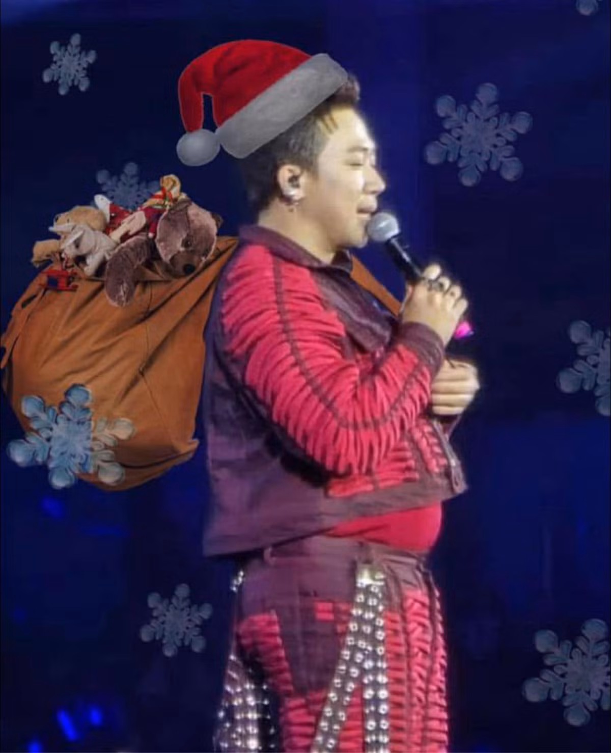 Sau concert thứ 2 của Anh trai say hi tại Sân vận động Quốc gia Mỹ Đình, trên mạng xã hội lan truyền hình ảnh MC Trấn Thành trên sân khấu mặc áo lộ bụng ngấn mỡ gây sốt vì hài hước. Ảnh: FB Trấn Thành