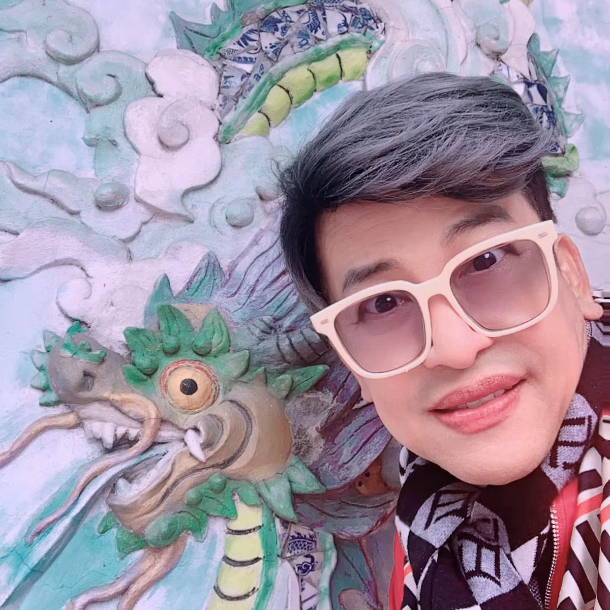 Được biết, không chỉ diện mạo tươi tắn mà sức khỏe của nam MC cũng ổn định khi ông tự lái xe máy đi làm mỗi ngày.