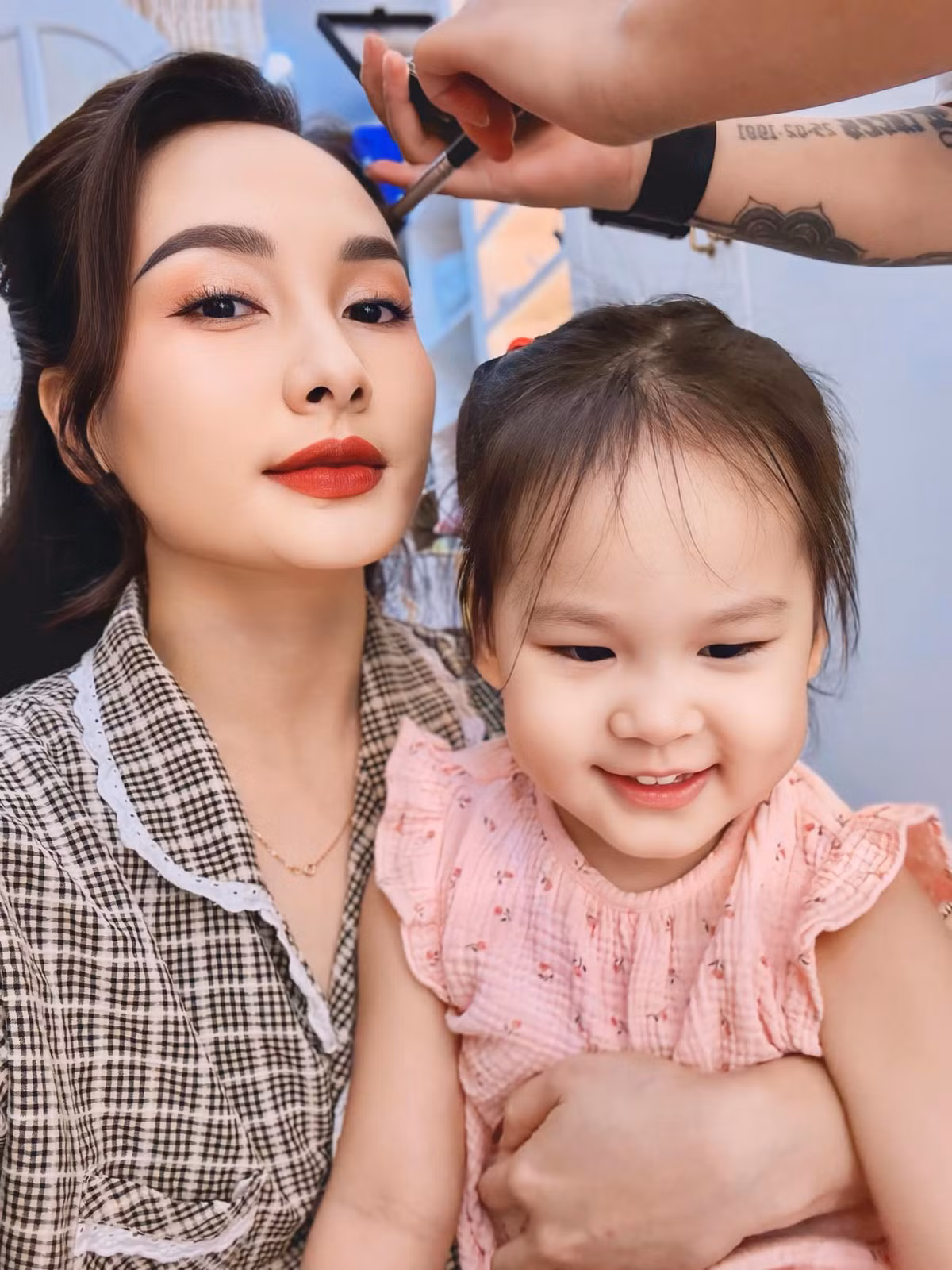 Diễn viên Bảo Thanh chụp ảnh cùng con gái. Cô chia sẻ: "Có cô gái răng thỏ má lúm dẻo mỏ này. Chuyện gì mẹ cũng có thể vượt qua được hết". Ảnh: FB Bảo Thanh