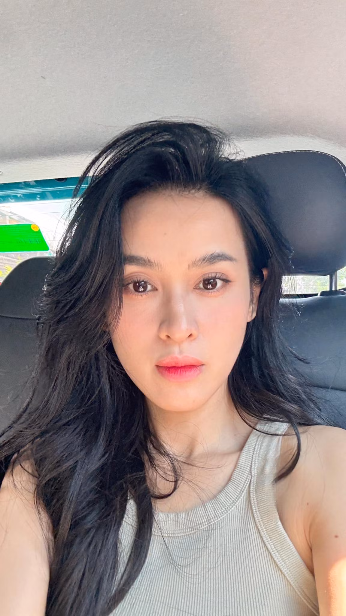 "Thấy nắng hắt vào cũng xinh", Tú Vi thả thính, zoom cận dung mạo cuốn hút. Ảnh: FB Lê Tú Vi