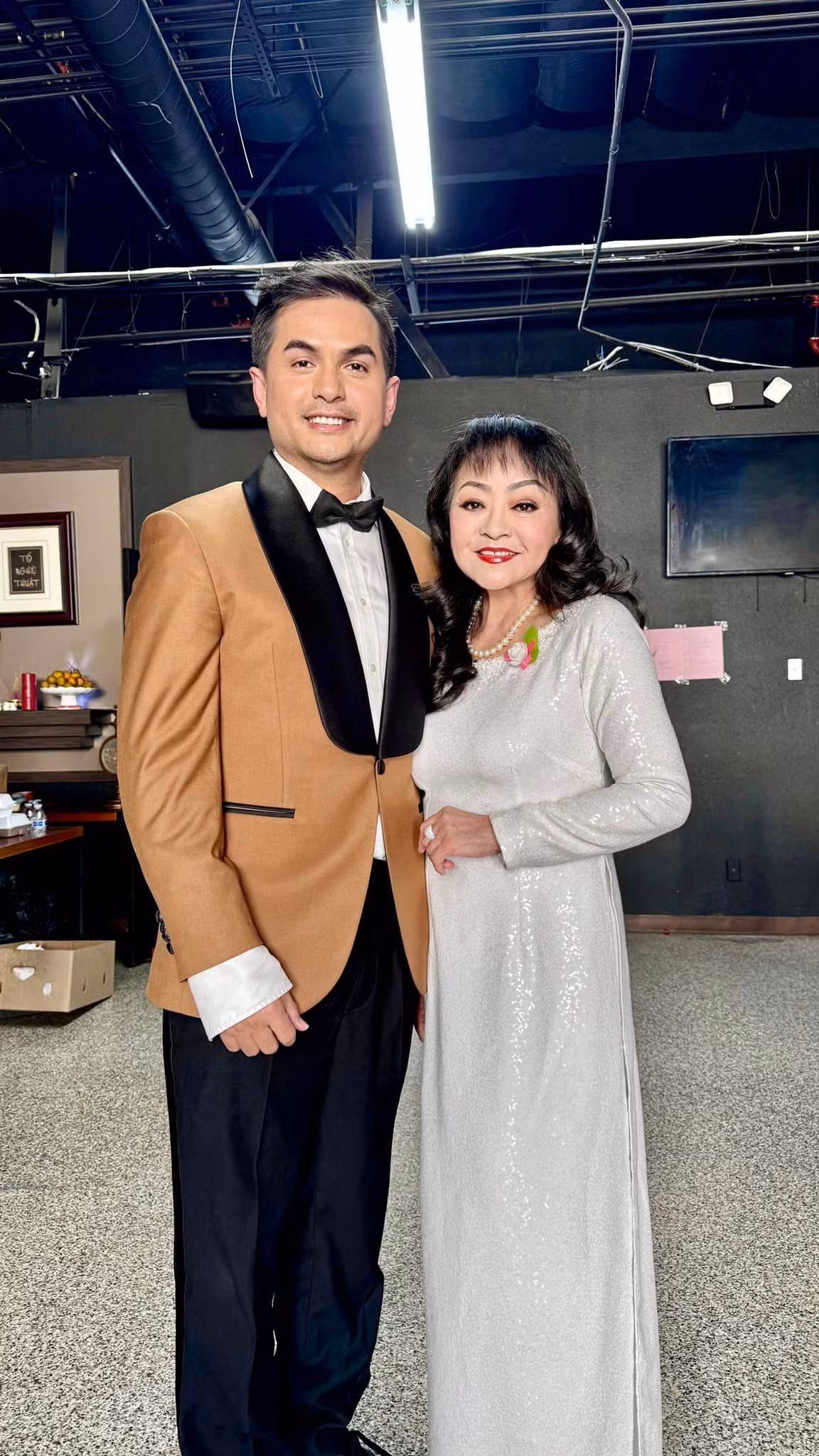 Cách đây gần 1 tuần, Đức Tiến khoe ảnh chụp cùng danh ca Hương Lan trong hậu trường khi làm MC show "Mẹ là tình yêu" ở Mỹ.