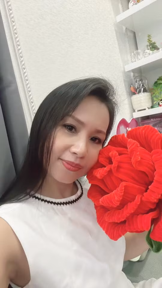 Bên cạnh sự nghiệp ca hát, Cẩm Ly còn được biết đến với cuộc sống hôn nhân viên mãn bên nhạc sĩ Minh Vy. Cặp đôi có hai cô con gái xinh xắn, Cẩm Anh và Cẩm Uyên.
