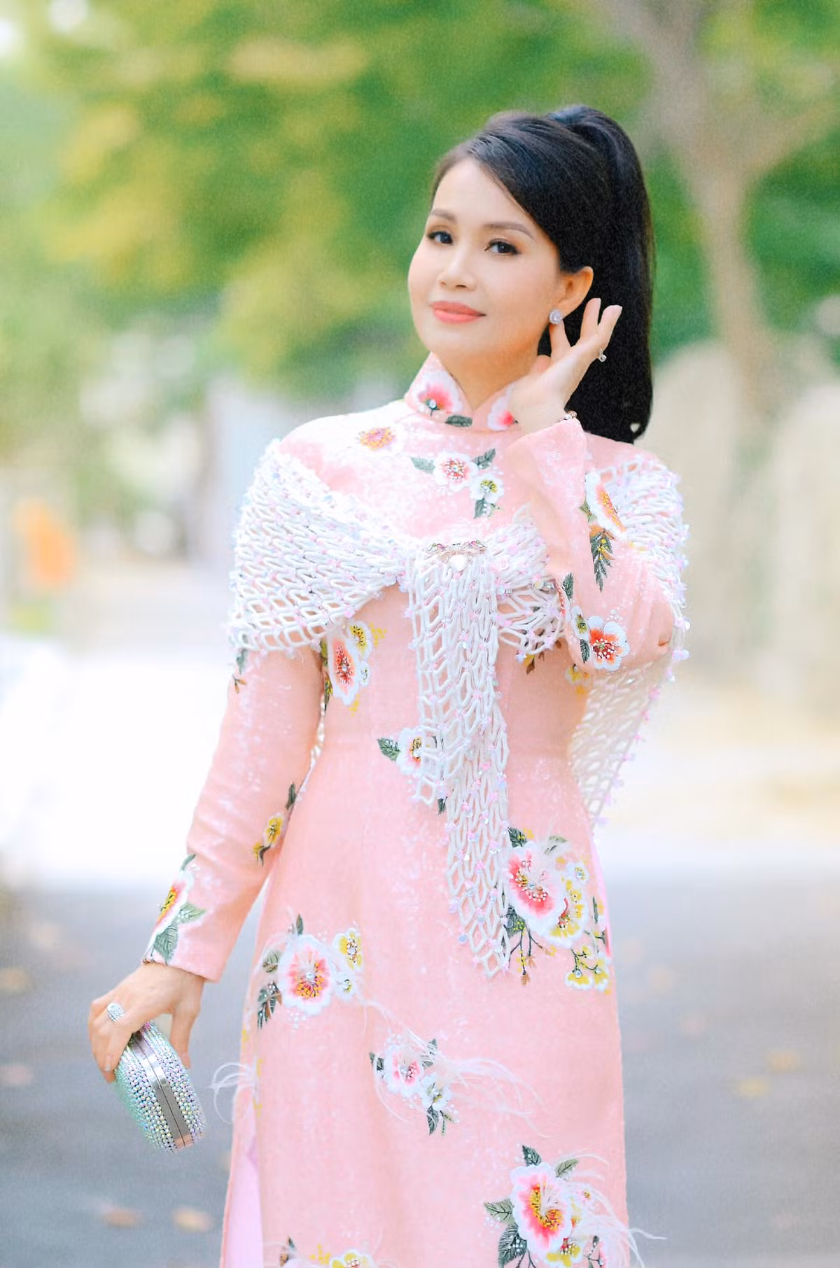 Thời điểm bị bệnh là khoảng thời gian đầy khó khăn đối với ca sĩ Cẩm Ly. Cô phải đối mặt với nguy cơ đánh mất thứ đã gắn bó suốt bao năm đó là giọng hát.
