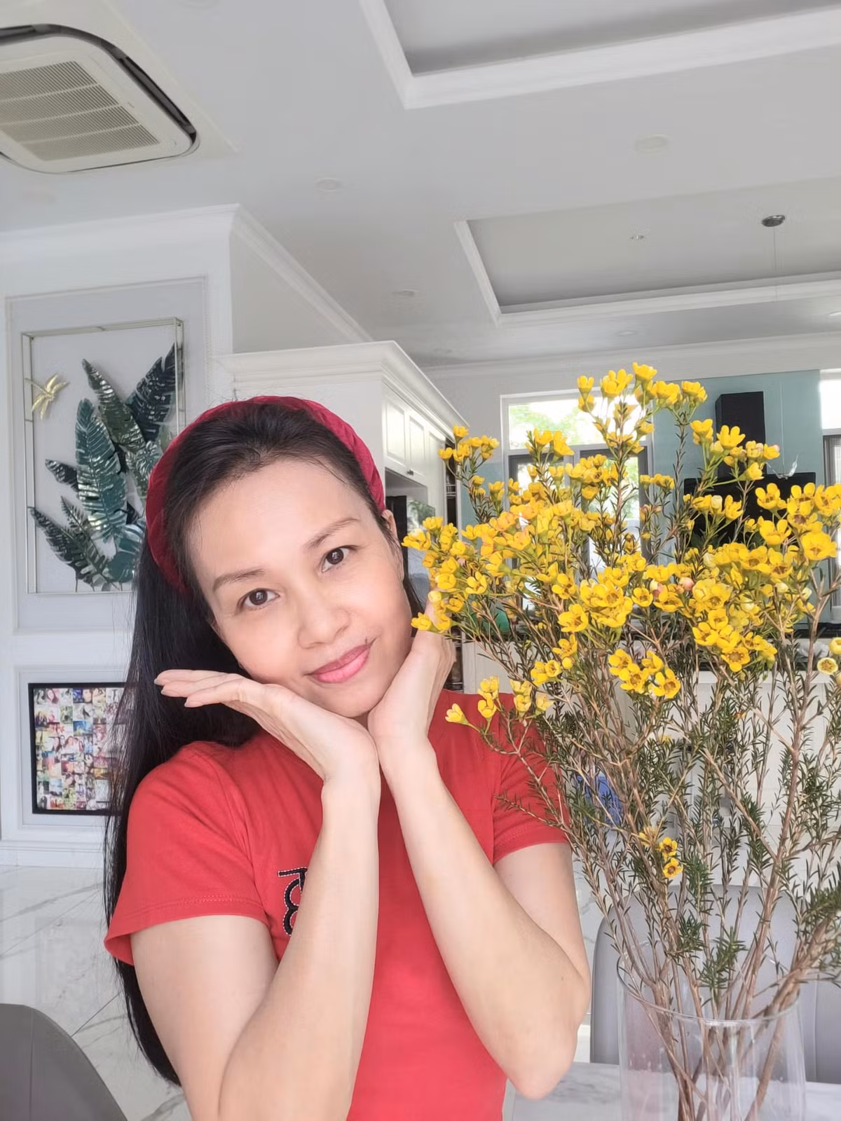 Cô dành nhiều thời gian cho gia đình, chăm sóc con cái và tận hưởng những giây phút bình yên bên những người thân yêu.