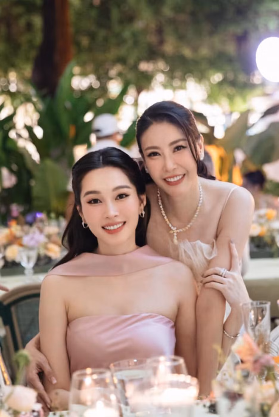Hoa hậu Đặng Thu Thảo đẹp lộng lẫy trong tiệc sinh nhật của Hoa hậu Hà Kiều Anh.