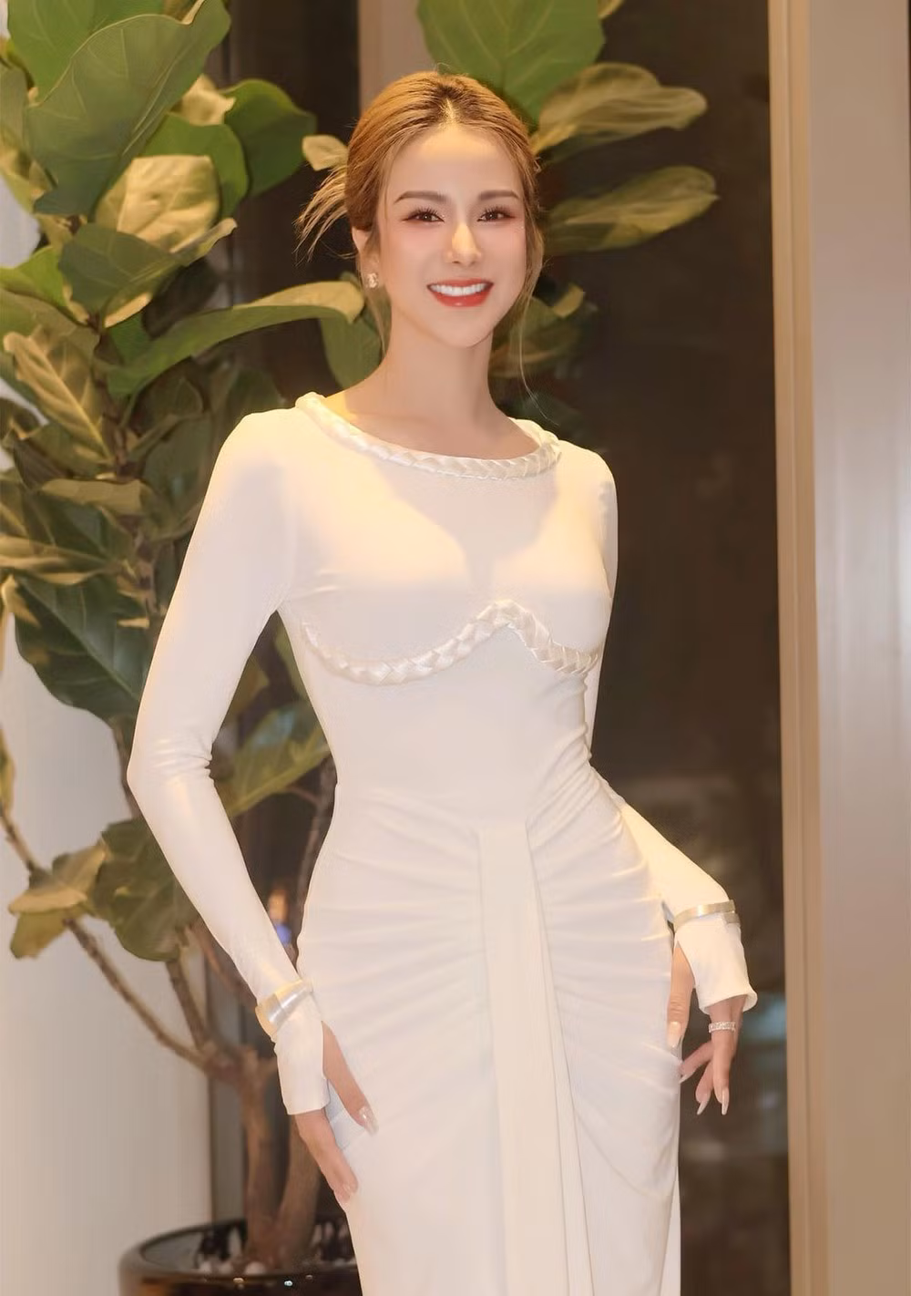 Ca sĩ Diệp Lâm Anh rũ bỏ vẻ cá tính, mạnh mẽ thường lệ để hóa cô nàng "bánh bèo" với váy bó sát tôn đường cong.
