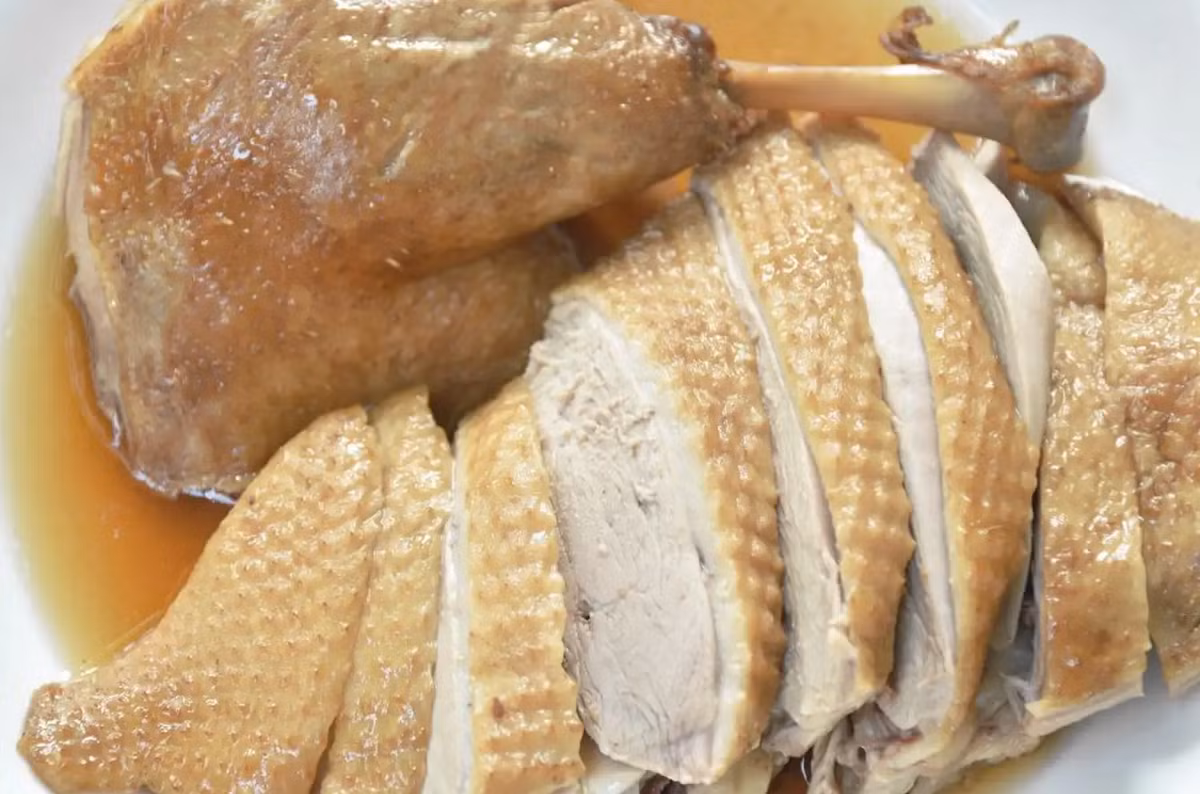 Vịt Chiềng Mai là giống vịt có trọng lượng nhỏ, chỉ từ 1,5-1,7 kg. Chúng có xương nhỏ, da màu vàng, thịt thơm, vị ngọt, ăn mềm nhưng không bở. Các đầu bếp dùng vịt để chế biến thành các món vịt luộc; vịt om măng; vịt xào sả ớt; vịt rang riềng,...Ảnh: Shutterstock