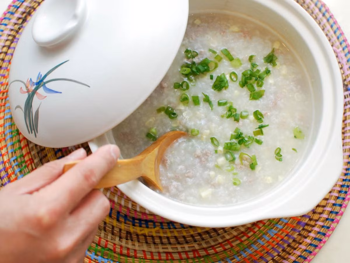 Cháo mắc là một trong những món ăn đặc sản của Sơn La nhưng lại không được nhiều người biết đến. Quả mắc nhung nấu cùng gạo nếp và nước hầm xương trong nhiều giờ, vừa thơm ngon lại bổ dưỡng. Ảnh: Wiki Travel