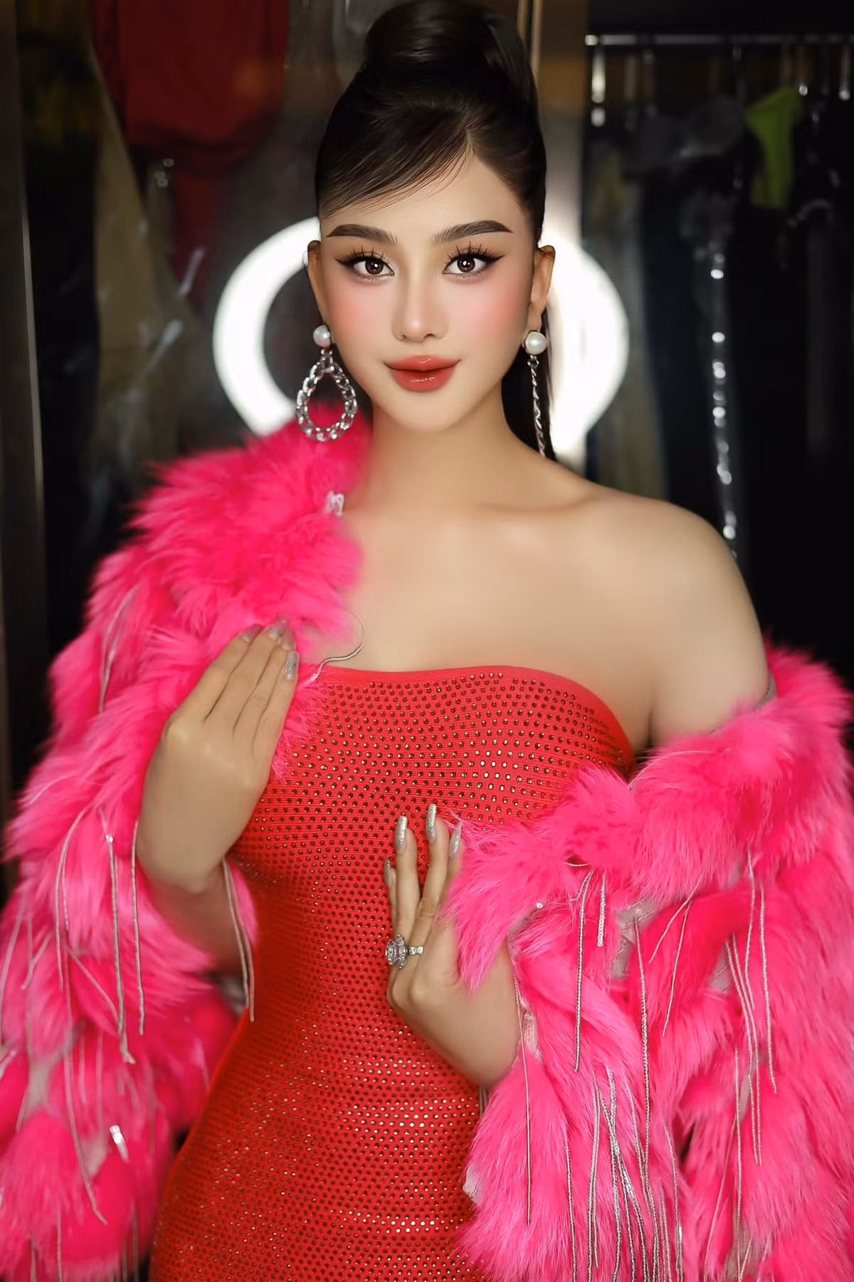 Ngoài ra, mỹ nhân còn phải tập thể dục để cơ bắp được săn chắc hơn. Ảnh: FB Lâm Khánh Chi