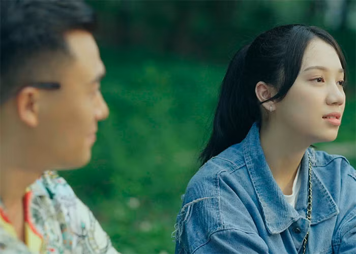 Trong phim "Đấu trí", Thùy Dương tạo ấn tượng tốt khi vào vai con gái cưng của Chi cục trưởng Cục Hải quan Đông Bình trong phim "Đấu trí". Quyên là một sinh viên trẻ ngày thường đóng vai cô con gái ngoan hiền, chăm chỉ, lễ phép, sống tiết kiệm nhưng khi đêm đến cô lại "thoát xác" trở thành một người hoàn toàn khác. (Ảnh: FB Thùy Dương)