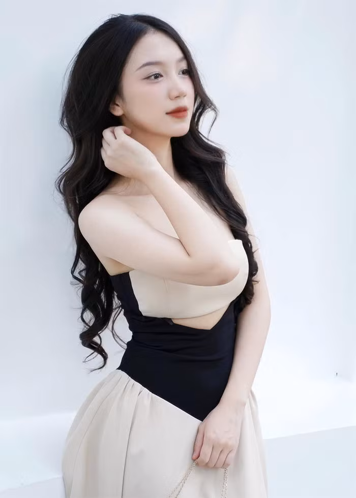 Diễn viên Thùy Dương chia sẻ, cảnh ăn chơi tại quán bar hay tạo dáng táo bạo trên biển là những cảnh quay khó thực hiện nhất đối với cô. Nữ diễn viên cho biết cuộc sống xa xỉ của Quyên về đêm rất khác so với mình ngoài đời. (Ảnh: FB Thùy Dương)
