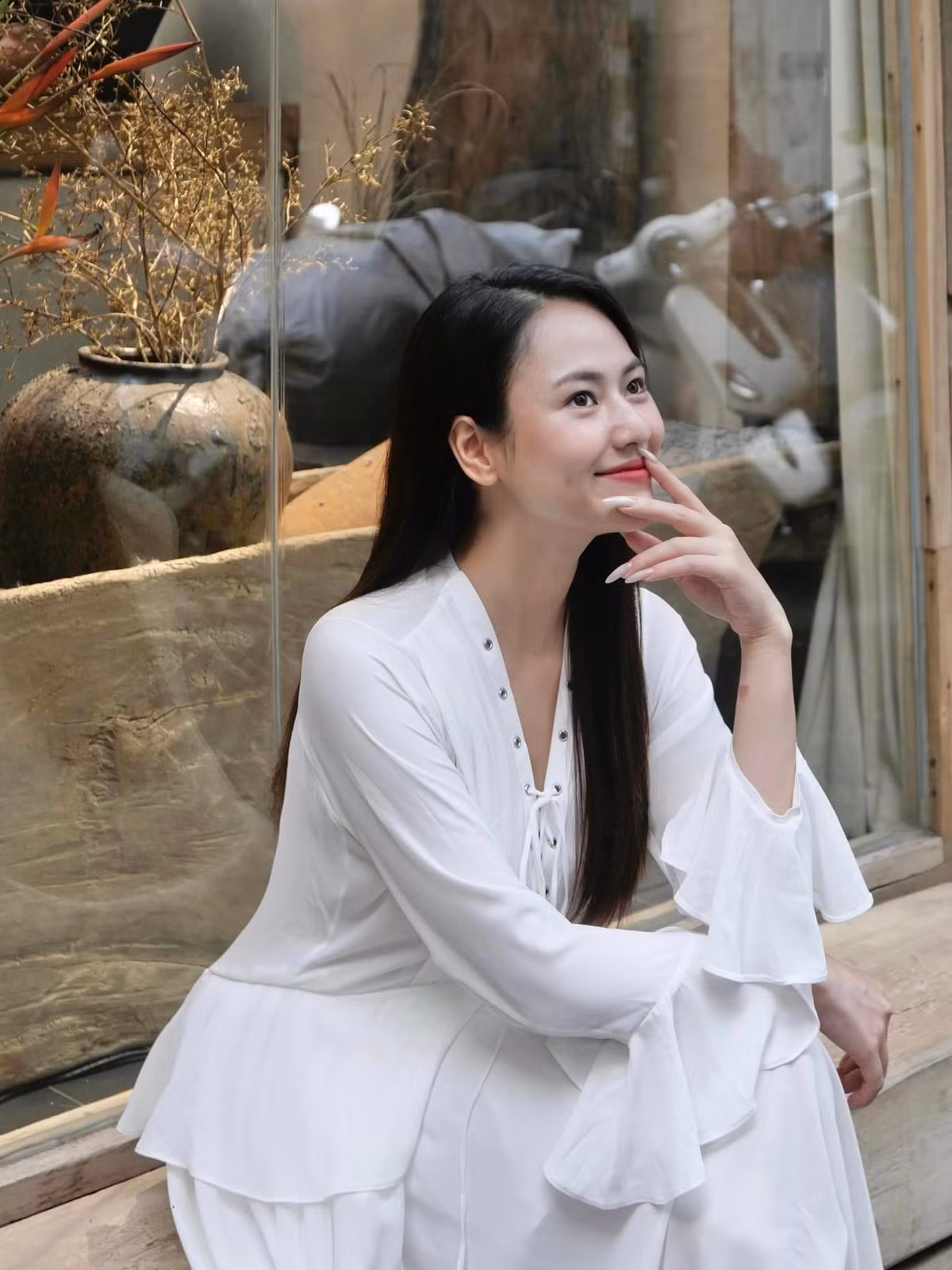 Diễn viên Vũ Việt Hoa khoe nhan sắc xinh đẹp trong váy trắng tinh khôi. Ảnh: FB Vũ Việt Hoa