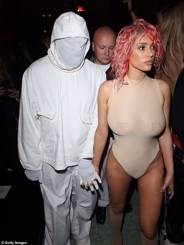Có khi, cô mặc bộ đồ bơi màu nude đi dự sự kiện với nam rapper. (Ảnh: Getty Images)