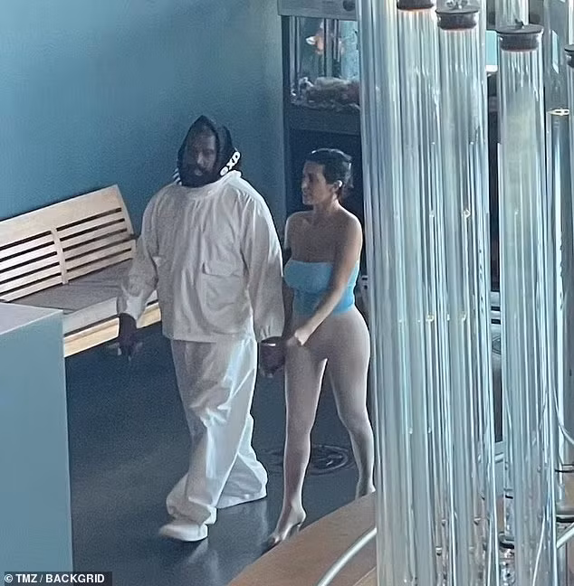 Bianca Censori diện quần tất trắng hoặc màu nude kết hợp với áo ống để đi chơi với chồng. (Ảnh: Backgrid)