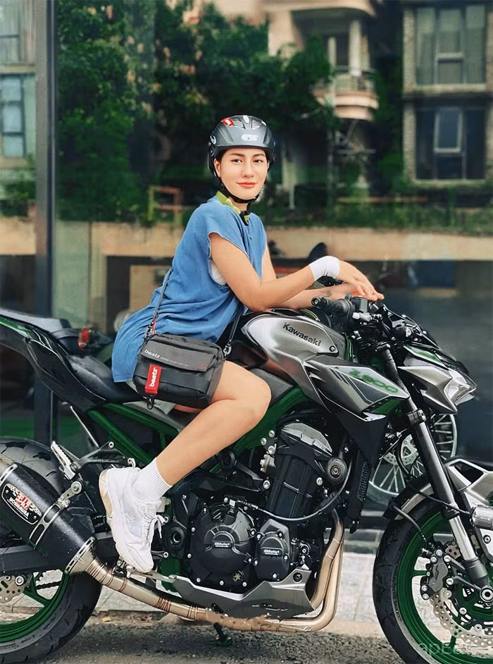 Sở hữu ngoại hình cá tính, Minh Cúc thường được giao các vai mạnh mẽ hoặc gây cười trên phim. Tuy ít có cơ hội thể hiện những vai nữ chính nhưng Minh Cúc luôn cố gắng làm tốt nhất mọi vai diễn của mình dù chính hay phụ, dài hay ngắn. (Ảnh: FB Minh Cúc)