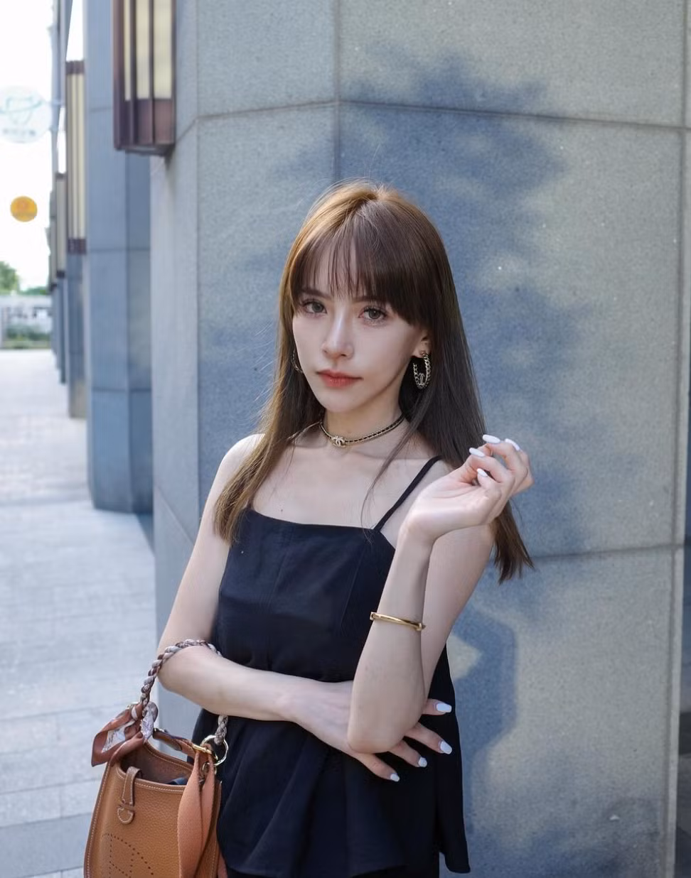 Wang Mei đã khéo léo tạo dựng cho mình một phong cách thời trang riêng biệt, nơi sự thanh lịch hòa quyện cùng nét táo bạo, gợi cảm.
