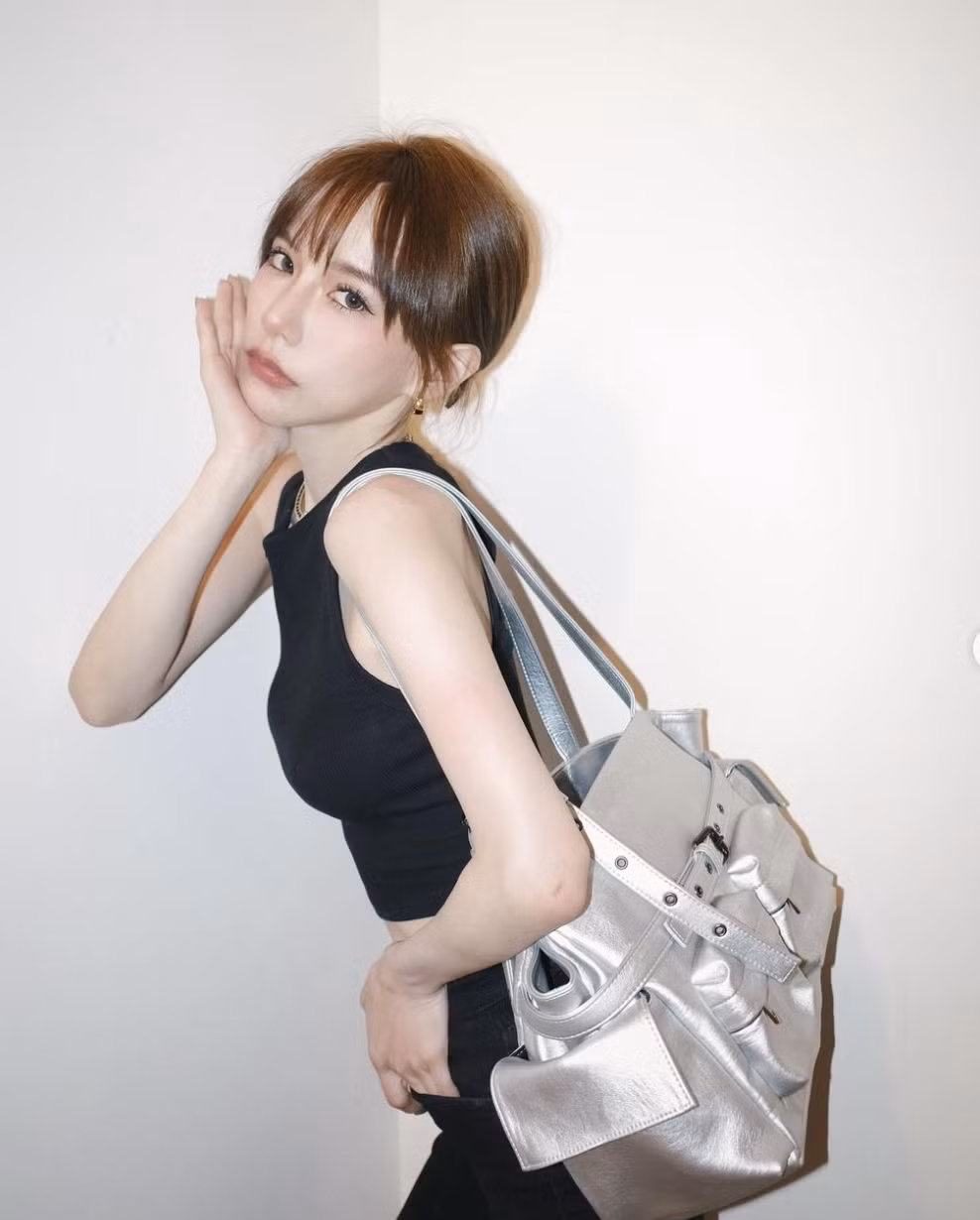 Việc lựa chọn bộ váy khoét eo, hở lưng trần không chỉ giúp Wang Mei thể hiện cá tính thời trang mà còn giúp cô nàng thu hút sự chú ý của mọi người.
