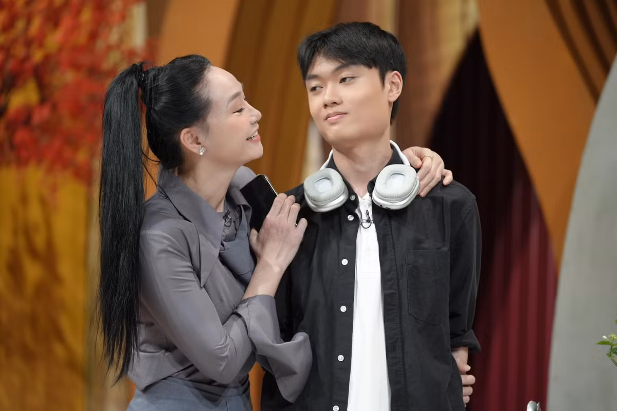 Quách Thu Phương lên sóng truyền hình cùng con trai. Ảnh: FB Quách Thu Phương